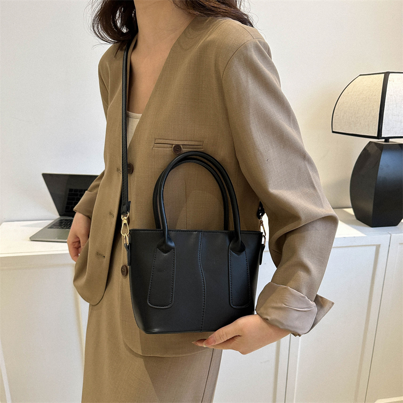 Women's Pu Leather Solid Color Basic Streetwear Bucket Zipper Shoulder Bag Crossbody Bag Bucket Bag display picture 7