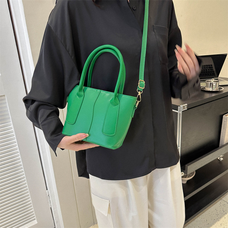 Women's Pu Leather Solid Color Basic Streetwear Bucket Zipper Shoulder Bag Crossbody Bag Bucket Bag display picture 6