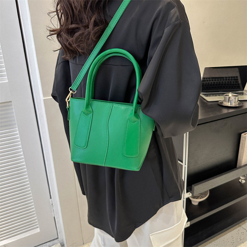 Women's Pu Leather Solid Color Basic Streetwear Bucket Zipper Shoulder Bag Crossbody Bag Bucket Bag display picture 10