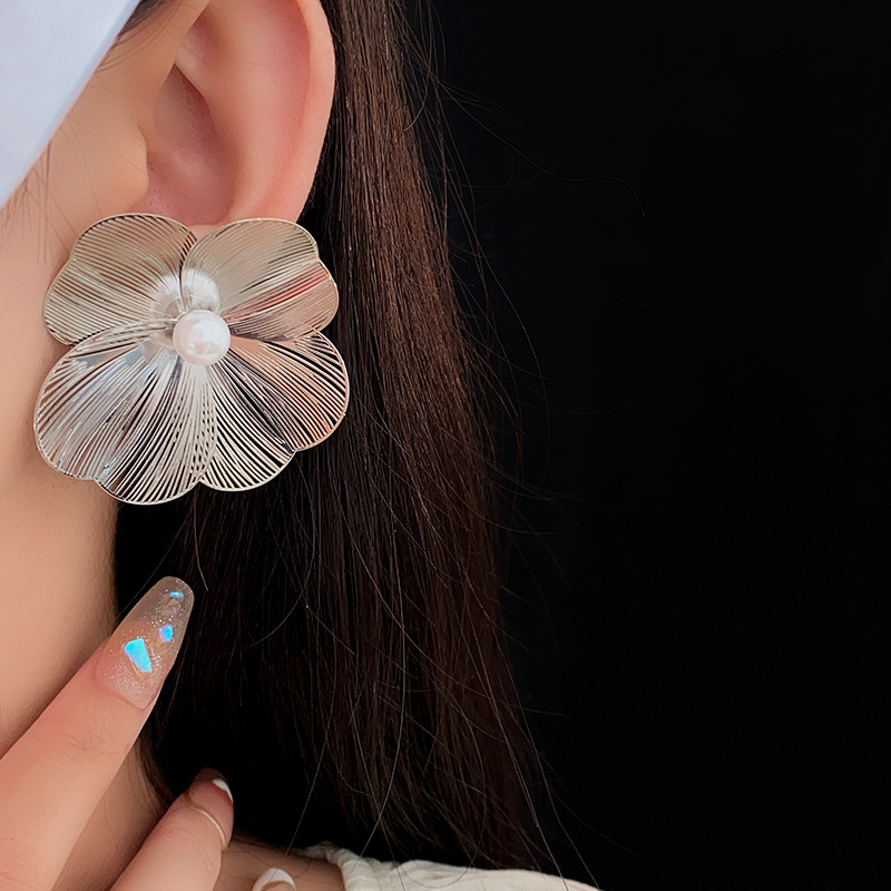 1 Pair Korean Style Flower Alloy Ear Studs display picture 4