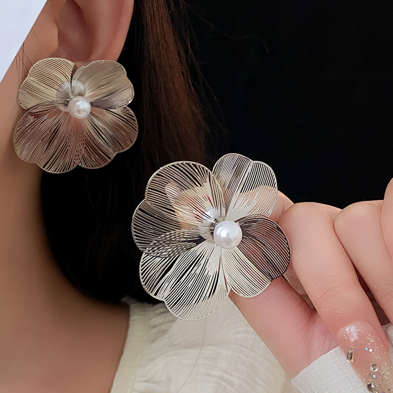 1 Pair Korean Style Flower Alloy Ear Studs display picture 2