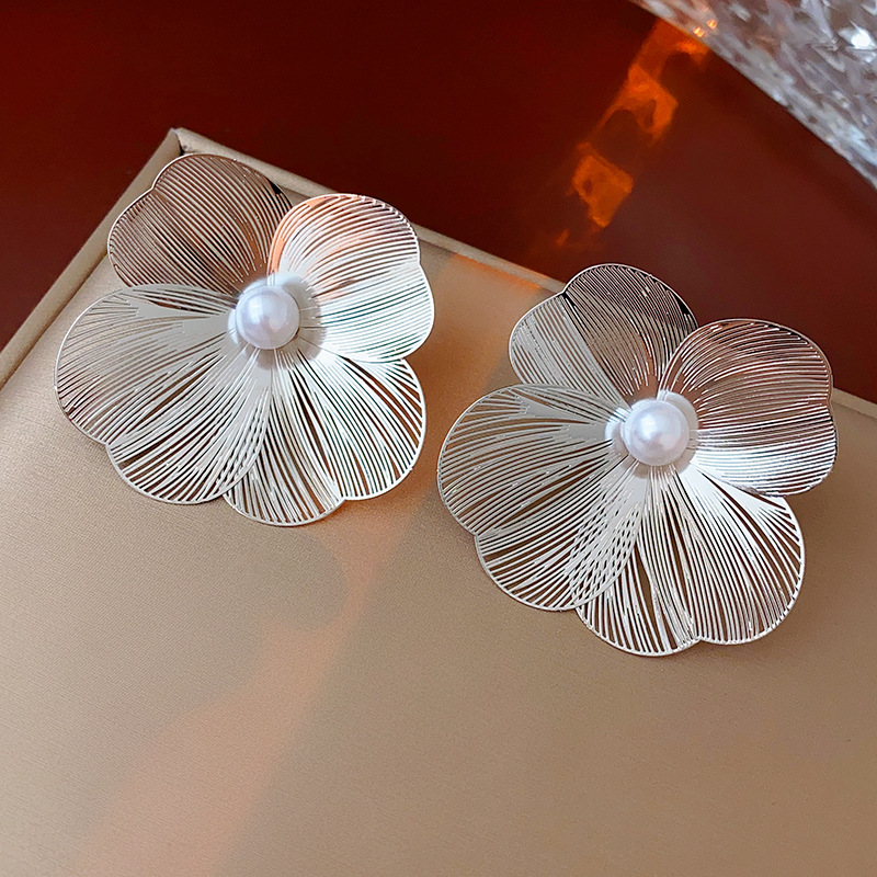 1 Pair Korean Style Flower Alloy Ear Studs display picture 1