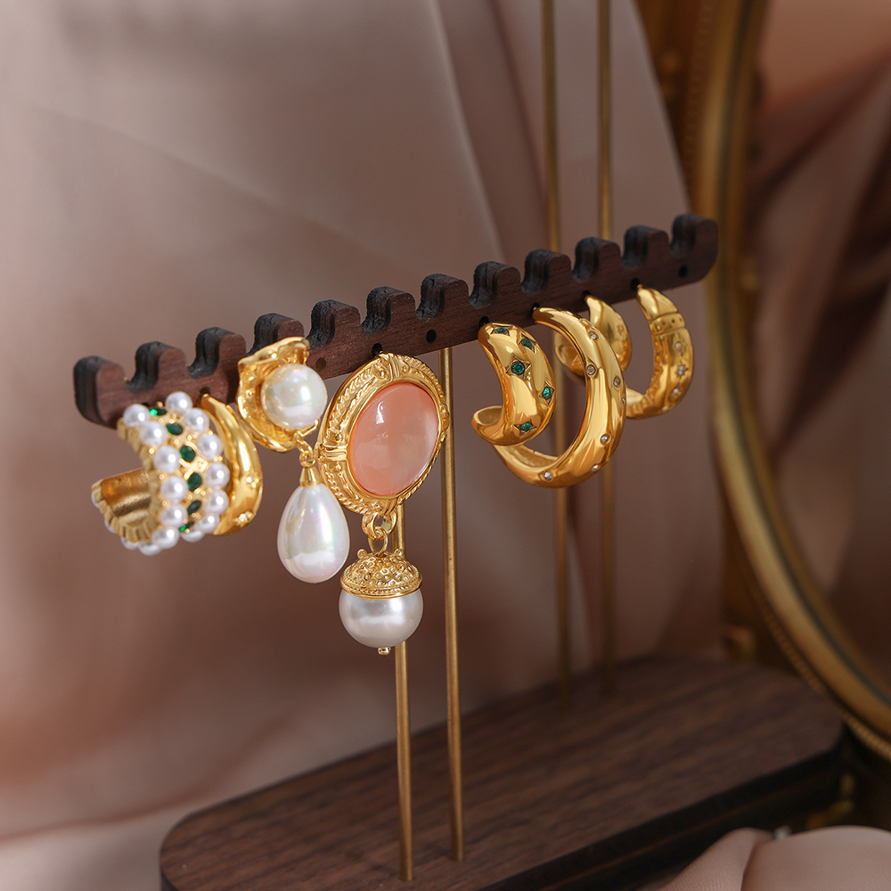 1 Pair Elegant Luxurious Baroque Style Geometric Plating Inlay Stainless Steel Artificial Pearls Rhinestones 18k Gold Plated Earrings display picture 1