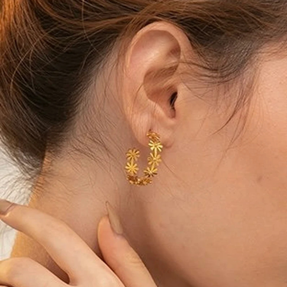 1 Pair Elegant Lady Daisy Plating 304 Stainless Steel 18K Gold Plated Ear Studs display picture 8