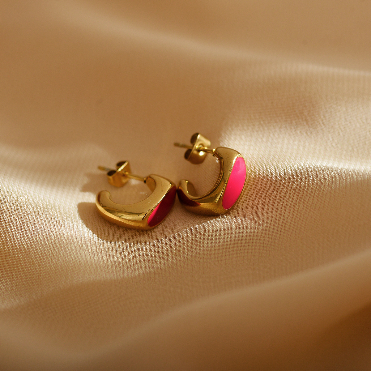 1 Pair Elegant Luxurious Classic Style C Shape Enamel Stainless Steel Ear Studs display picture 1