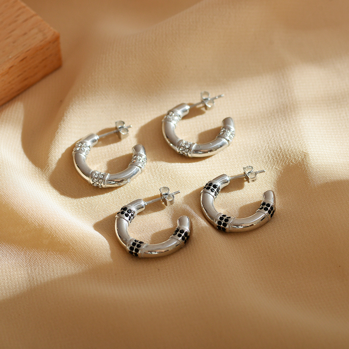 1 Pair Modern Style Round Polishing Stoving Varnish Inlay Stainless Steel Zircon Earrings display picture 3