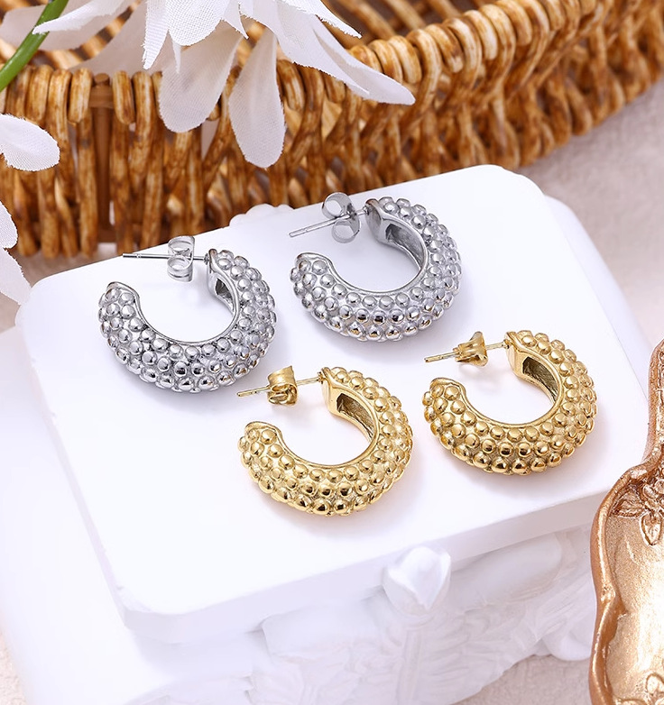 1 Pair Lady Simple Style C Shape Solid Color Plating Titanium Steel Gold Plated Ear Studs display picture 3