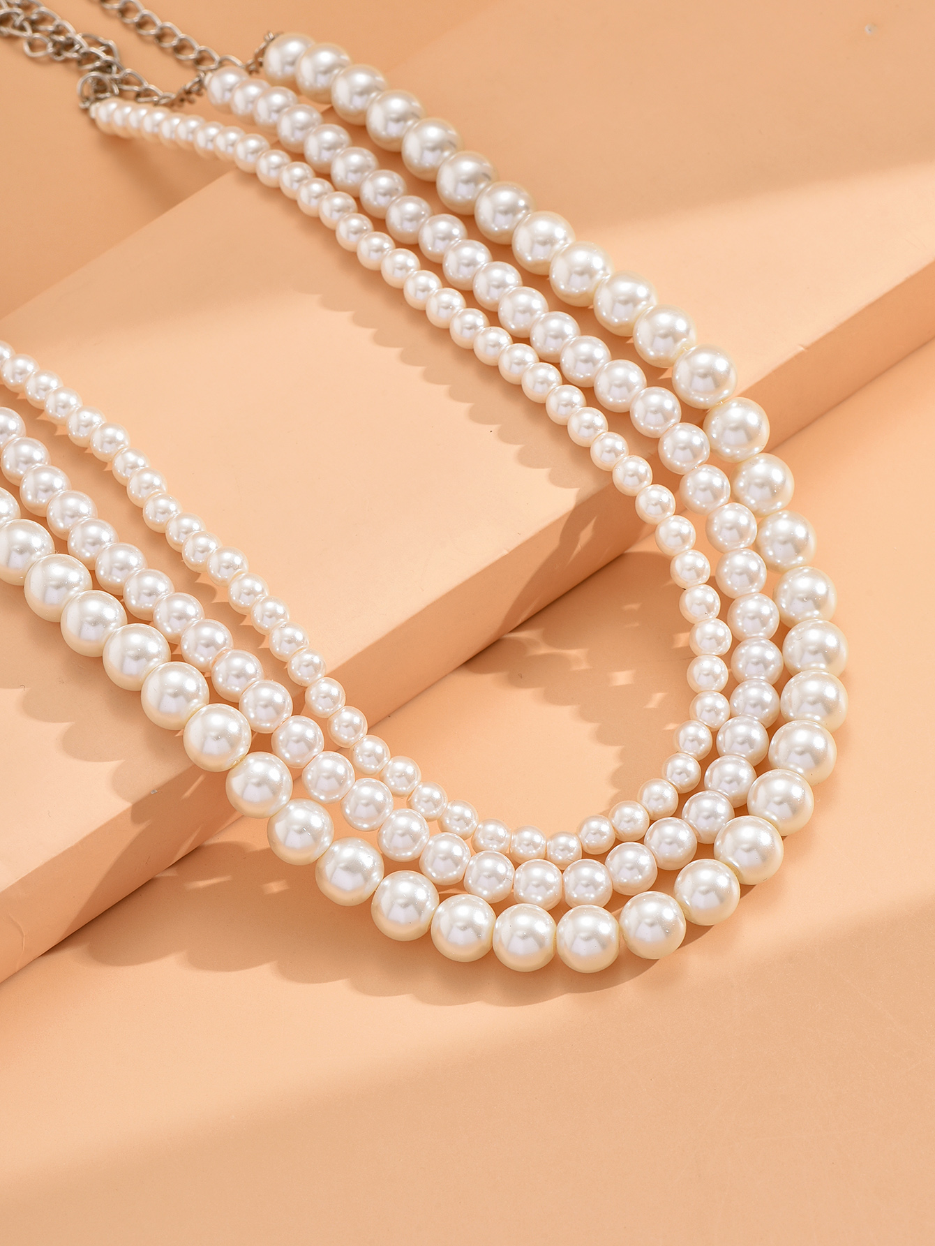 Elegant Solid Color Imitation Pearl Women's Necklace display picture 2