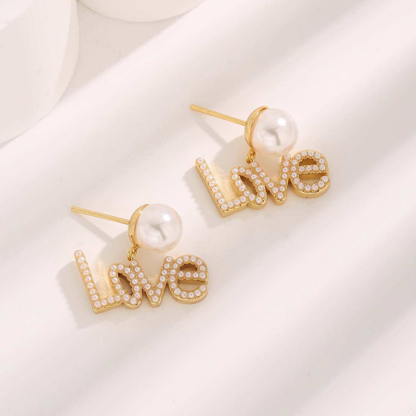 1 Pair Glam Sweet Love Round Plating Imitation Pearl Titanium Steel Copper Gold Plated Earrings display picture 3