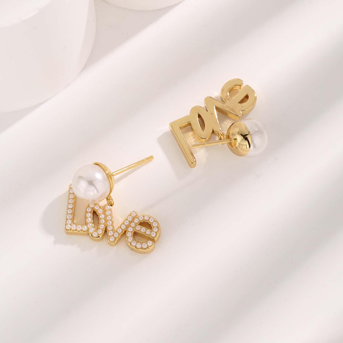 1 Pair Glam Sweet Love Round Plating Imitation Pearl Titanium Steel Copper Gold Plated Earrings display picture 4