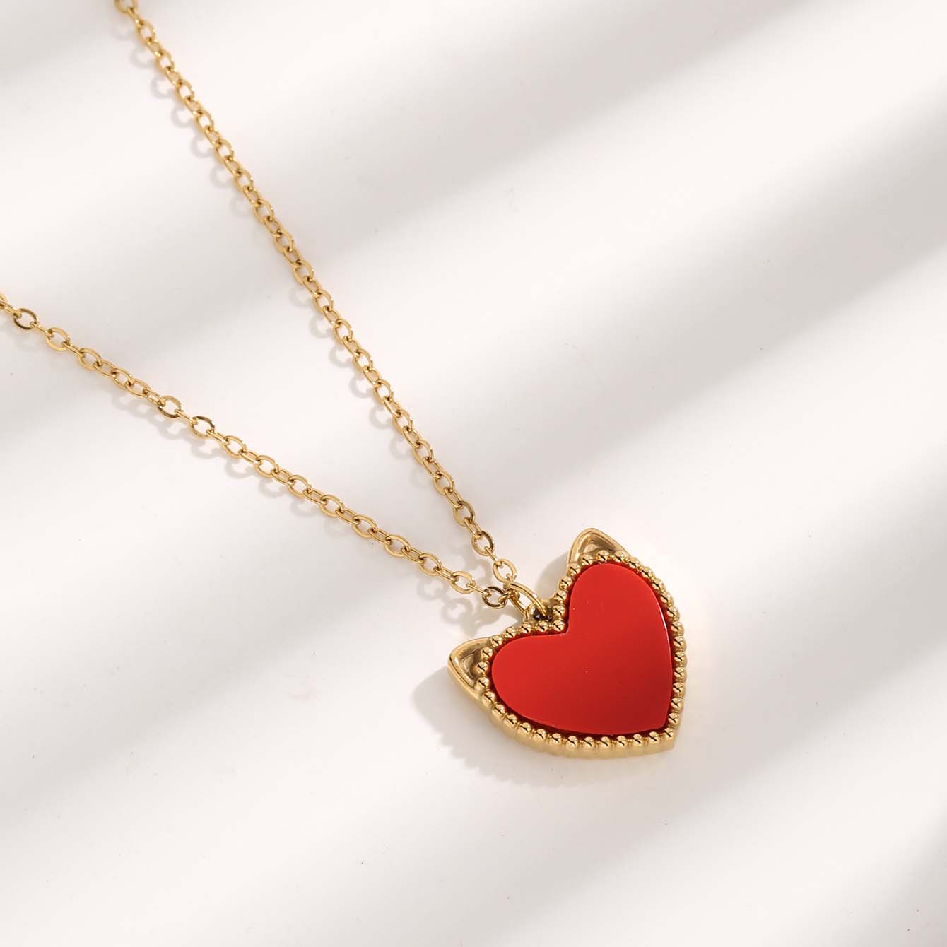 Elegant Glam Simple Style Heart Shape Titanium Steel Epoxy Plating Inlay Resin Zircon Gold Plated Pendant Necklace display picture 1