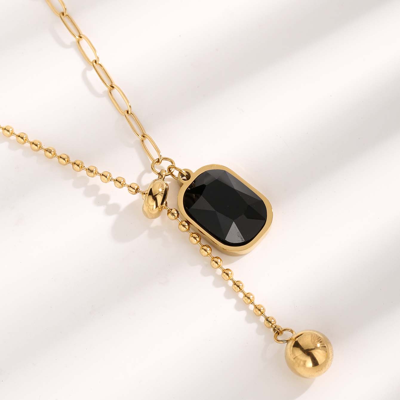 Style Vintage Luxueux Style Romain Lune Rectangle Acier Au Titane Placage Incruster Résine Zircon Plaqué Or Pendentif display picture 6