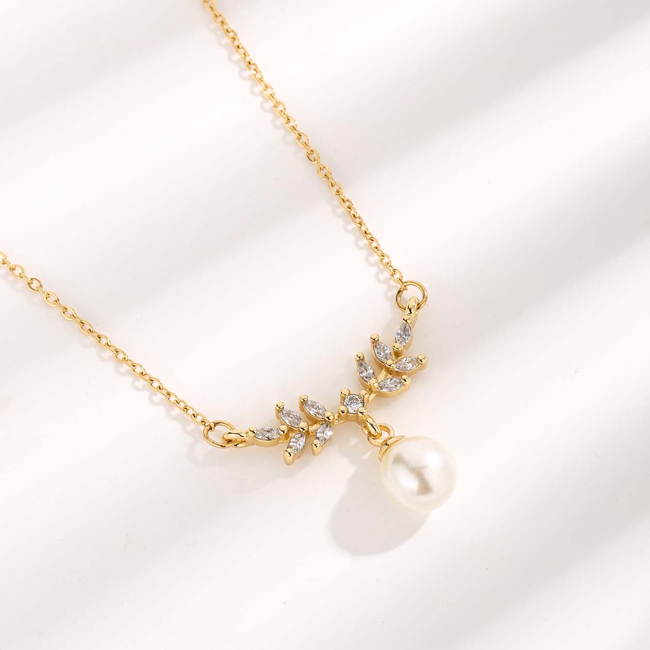 Cute Sweet Heart Shape Bow Knot Elk Titanium Steel Plating Inlay Resin Pearl Zircon Gold Plated Pendant Necklace display picture 5