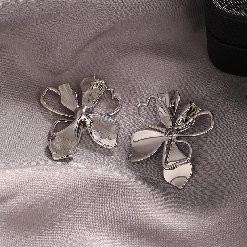 1 Pair Elegant Lady Roman Style Flower Copper Ear Studs display picture 2