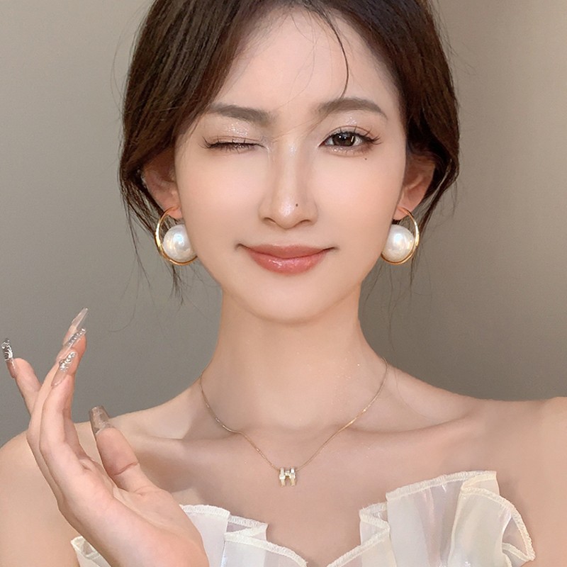 1 Paar Elegant Koreanische Art C-form Imitationsperle Legierung Reif Ohrringe display picture 1