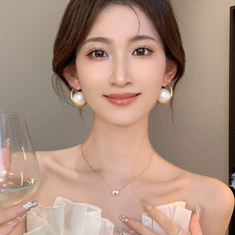 1 Pair Elegant Korean Style C Shape Imitation Pearl Alloy Hoop Earrings display picture 2