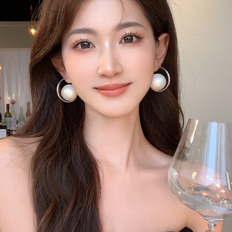 1 Pair Elegant Korean Style C Shape Imitation Pearl Alloy Hoop Earrings display picture 4