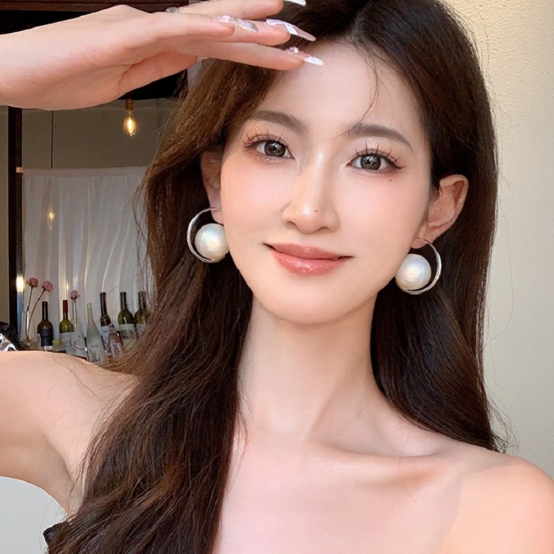 1 Pair Elegant Korean Style C Shape Imitation Pearl Alloy Hoop Earrings display picture 3