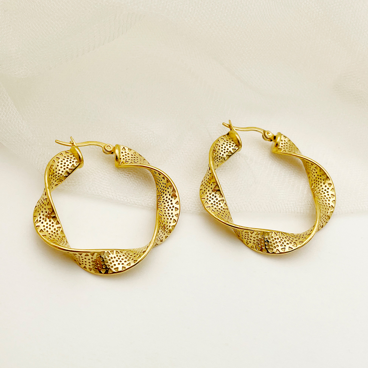 1 Pair Classical Simple Style Waves Plating 304 Stainless Steel 14K Gold Plated Hoop Earrings display picture 3