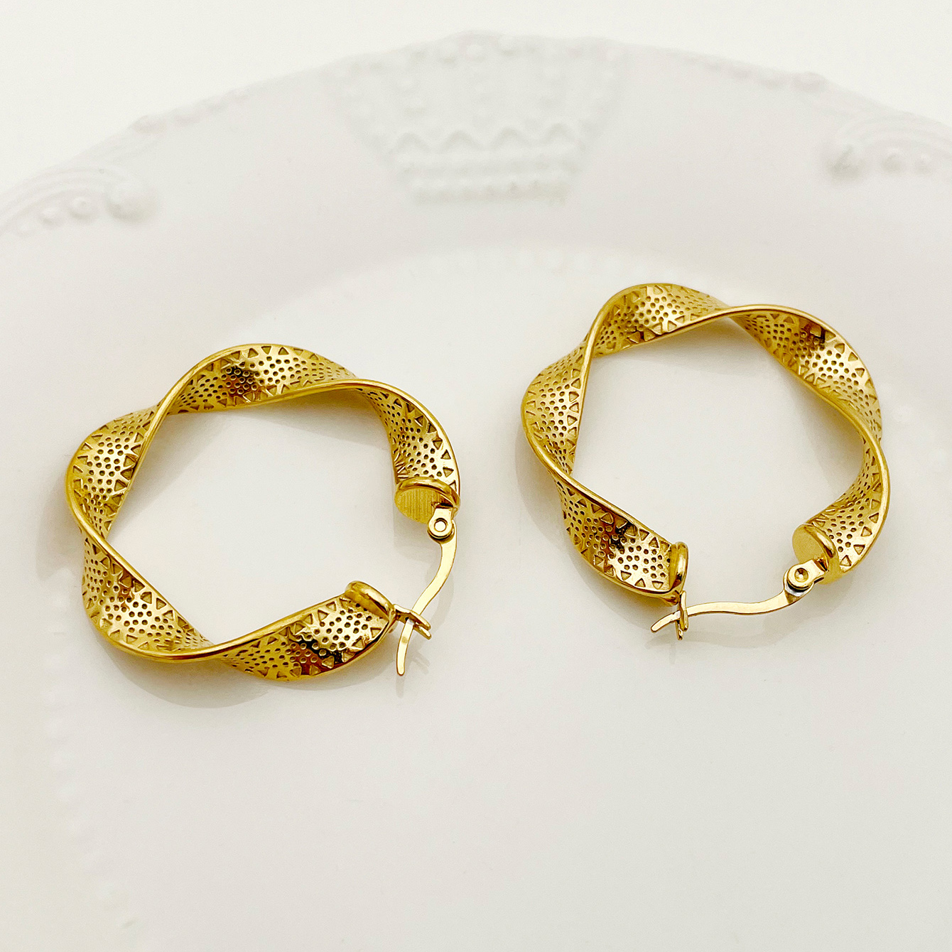 1 Pair Classical Simple Style Waves Plating 304 Stainless Steel 14K Gold Plated Hoop Earrings display picture 1