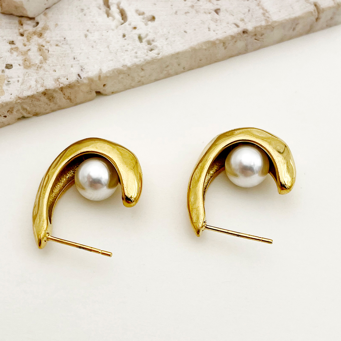 1 Pair Retro Roman Style Pearl Plating 304 Stainless Steel Pearl 14K Gold Plated Ear Studs display picture 2