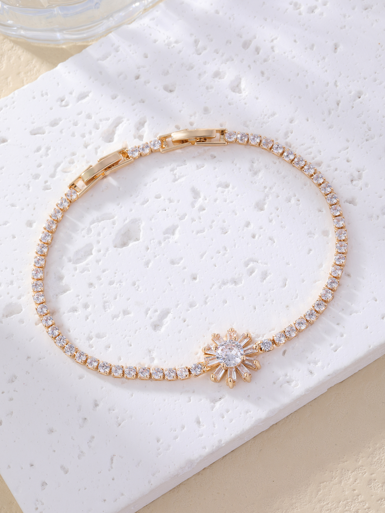 Simple Style Flower Copper Plating Inlay Zircon Gold Plated Bracelets display picture 3
