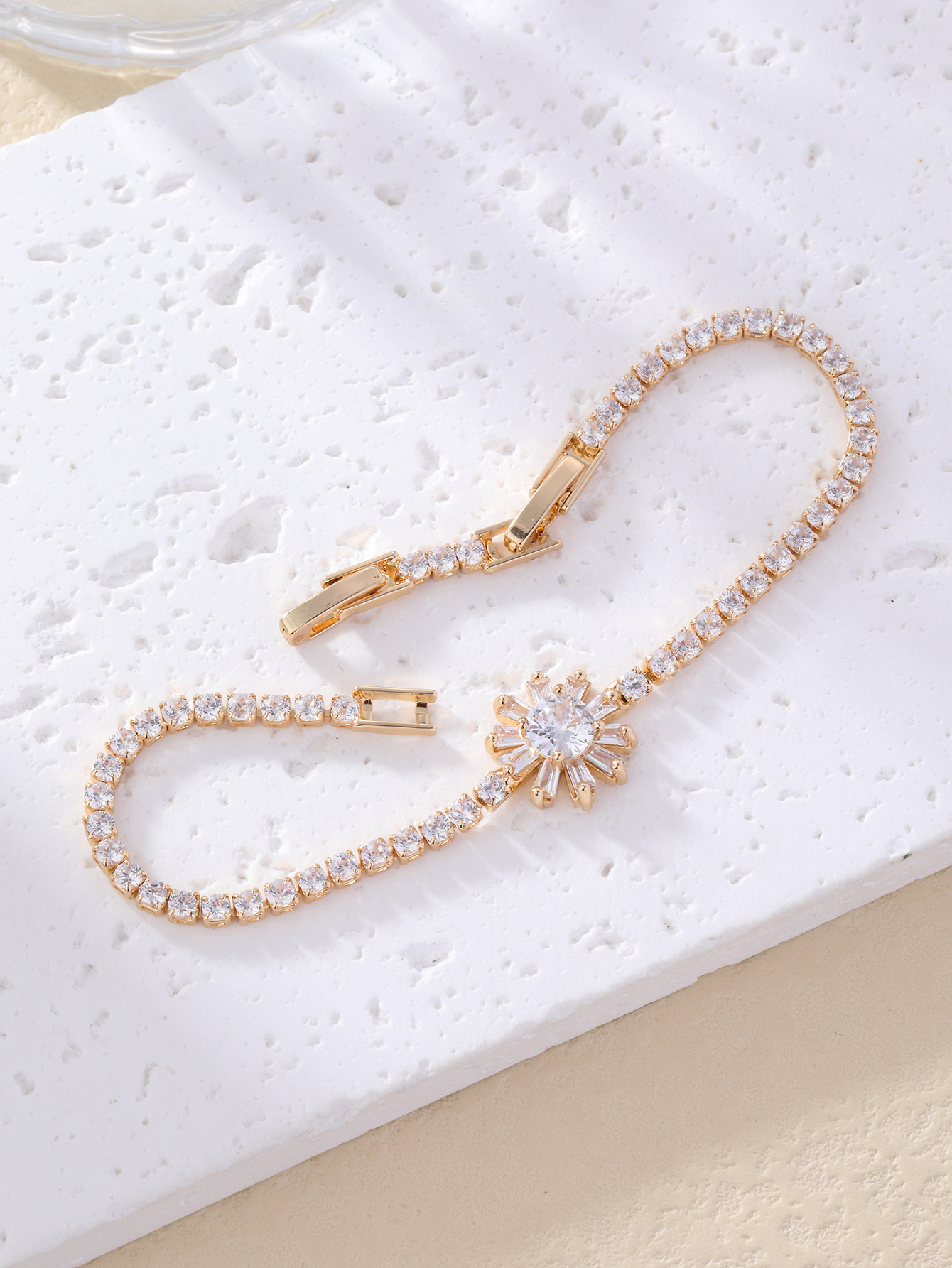Simple Style Flower Copper Plating Inlay Zircon Gold Plated Bracelets display picture 4