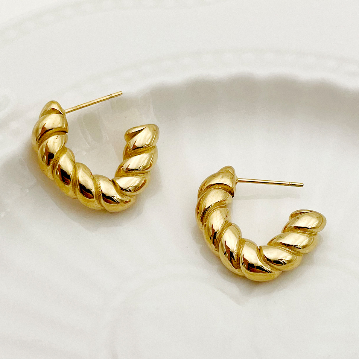 1 Pair Casual Retro Solid Color Plating 304 Stainless Steel 14K Gold Plated Ear Studs display picture 3