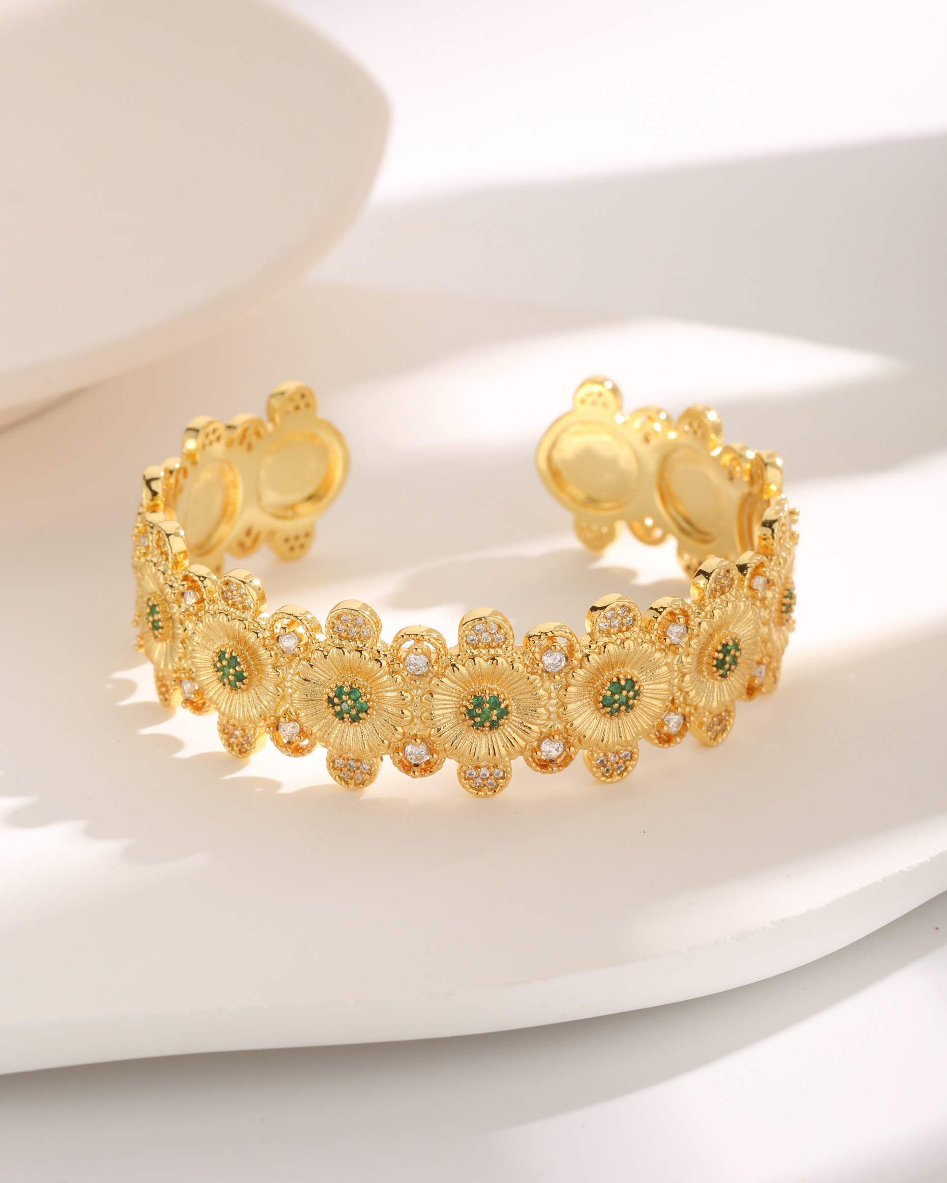 French Style Floral Daisy Copper Plating Inlay Zircon 18k Gold Plated Bangle display picture 2