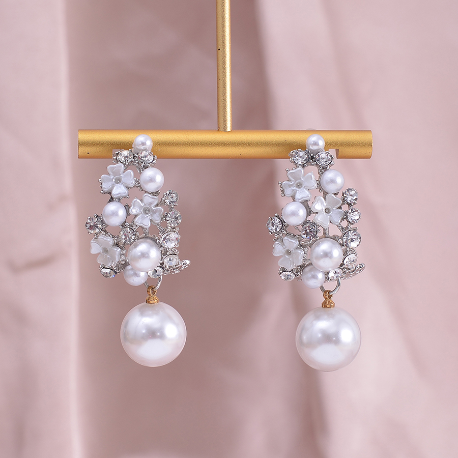 1 Pair Glam Luxurious Artistic Flower Three-dimensional Hollow Out Inlay Alloy Artificial Pearls Drop Earrings display picture 2