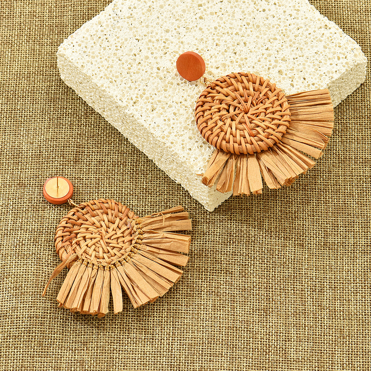 1 Pair Retro Vacation Round Sector Handmade Braid Straw Rattan Drop Earrings display picture 1