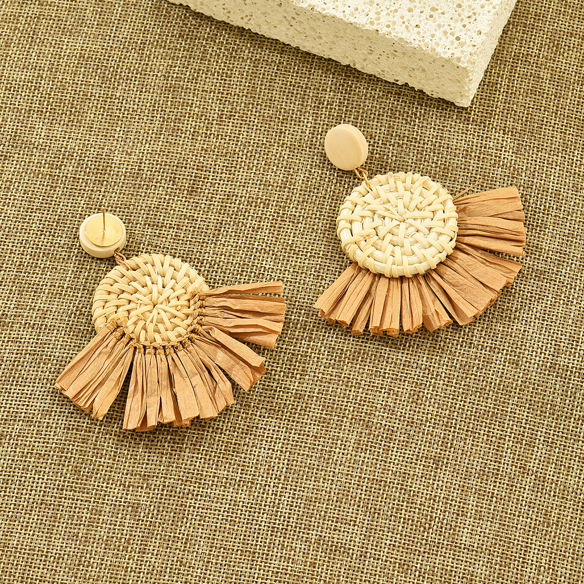 1 Pair Retro Vacation Round Sector Handmade Braid Straw Rattan Drop Earrings display picture 2