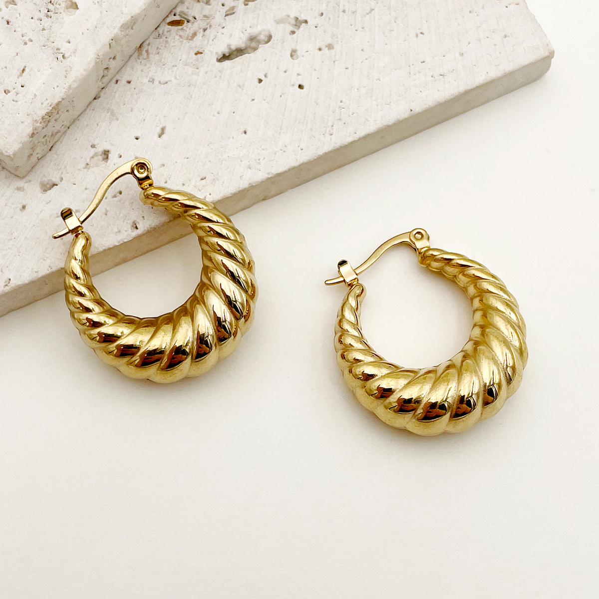 1 Pair Elegant Simple Style U Shape Twist Plating 304 Stainless Steel 14K Gold Plated Earrings display picture 2