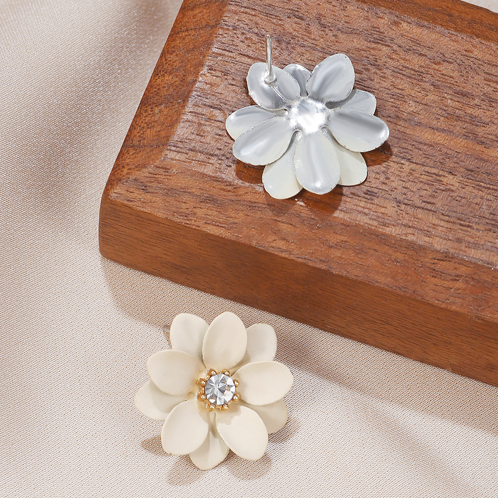 1 Pair Modern Style Flower Stoving Varnish Inlay Iron Rhinestones Ear Studs display picture 9
