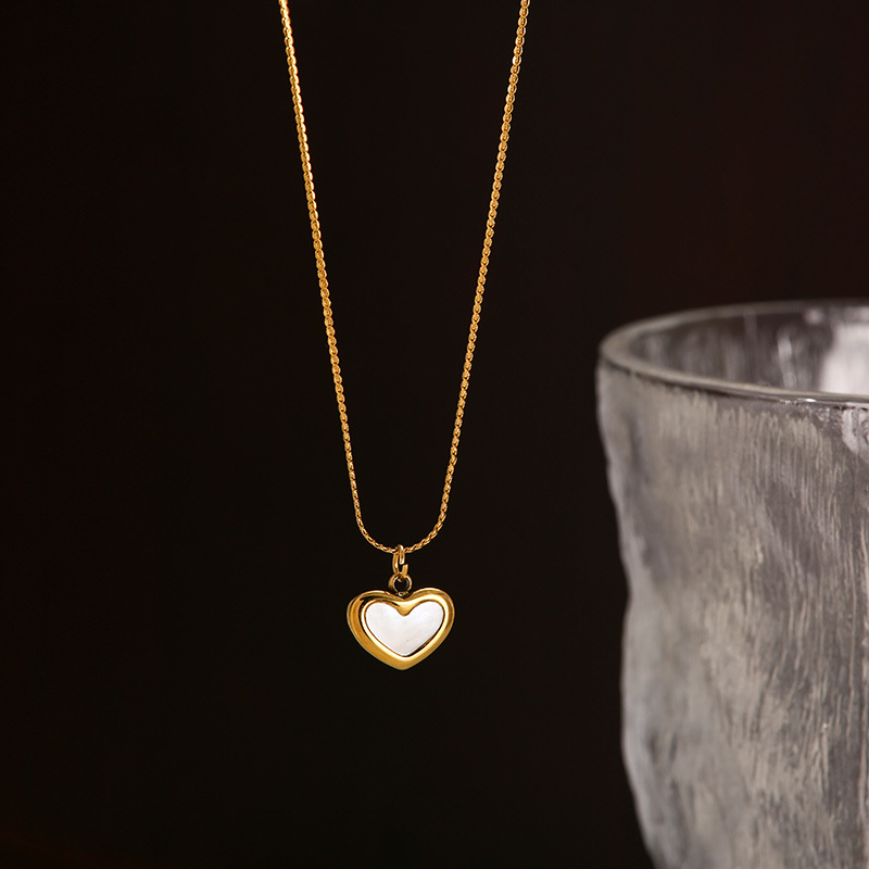 304 Stainless Steel 18K Gold Plated Simple Style Plating Heart Shape Acrylic Pendant Necklace display picture 1