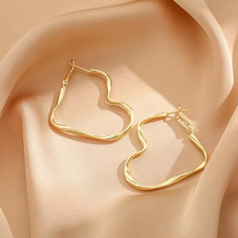 1 Pair Vintage Style Lady Geometric Heart Shape Plating Alloy Gold Plated Earrings display picture 1