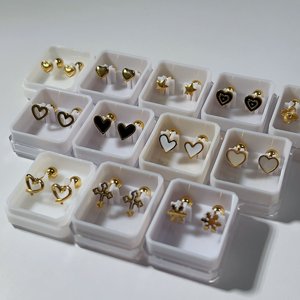 1 Pair Sweet Cross Heart Shape Snowflake Plating 304 Stainless Steel Titanium Steel 18K Gold Plated Cartilage Earrings display picture 3