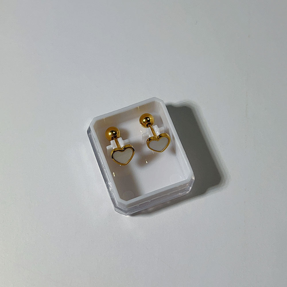 1 Pair Sweet Cross Heart Shape Snowflake Plating 304 Stainless Steel Titanium Steel 18K Gold Plated Cartilage Earrings display picture 7