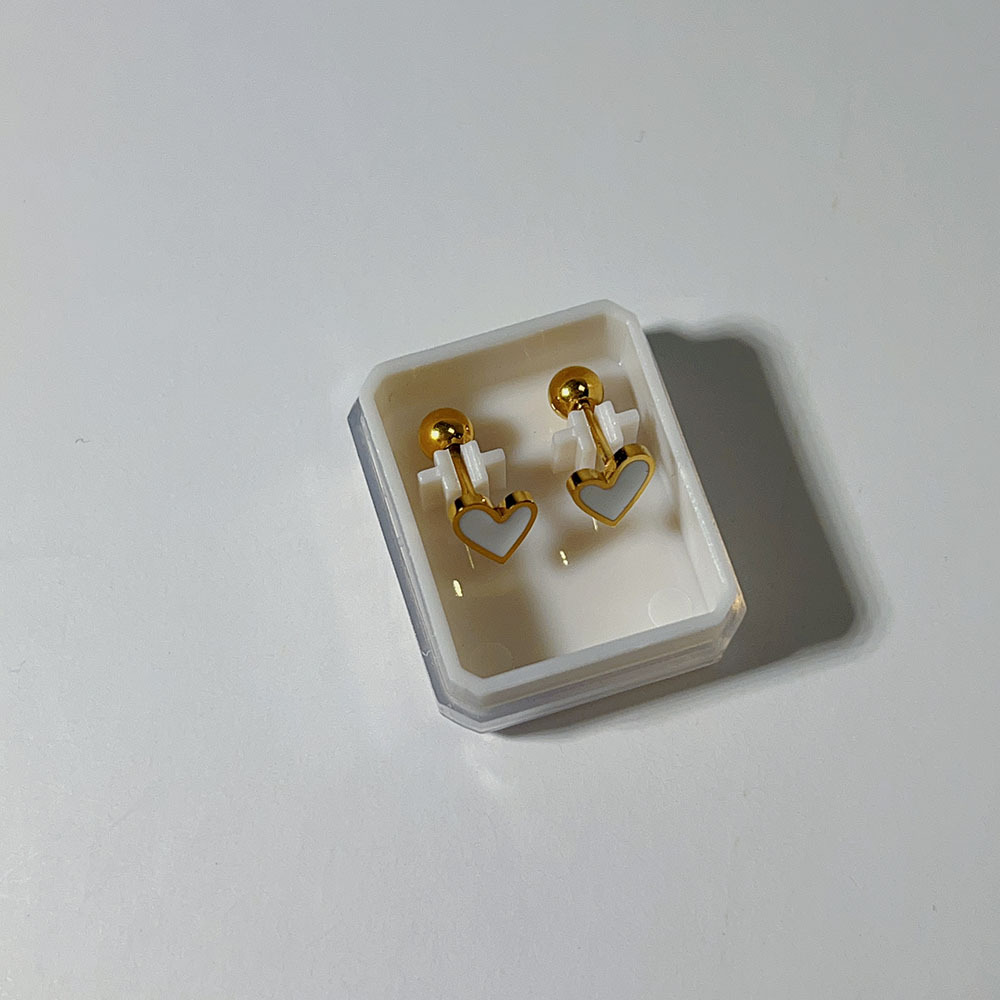 1 Pair Sweet Cross Heart Shape Snowflake Plating 304 Stainless Steel Titanium Steel 18K Gold Plated Cartilage Earrings display picture 8