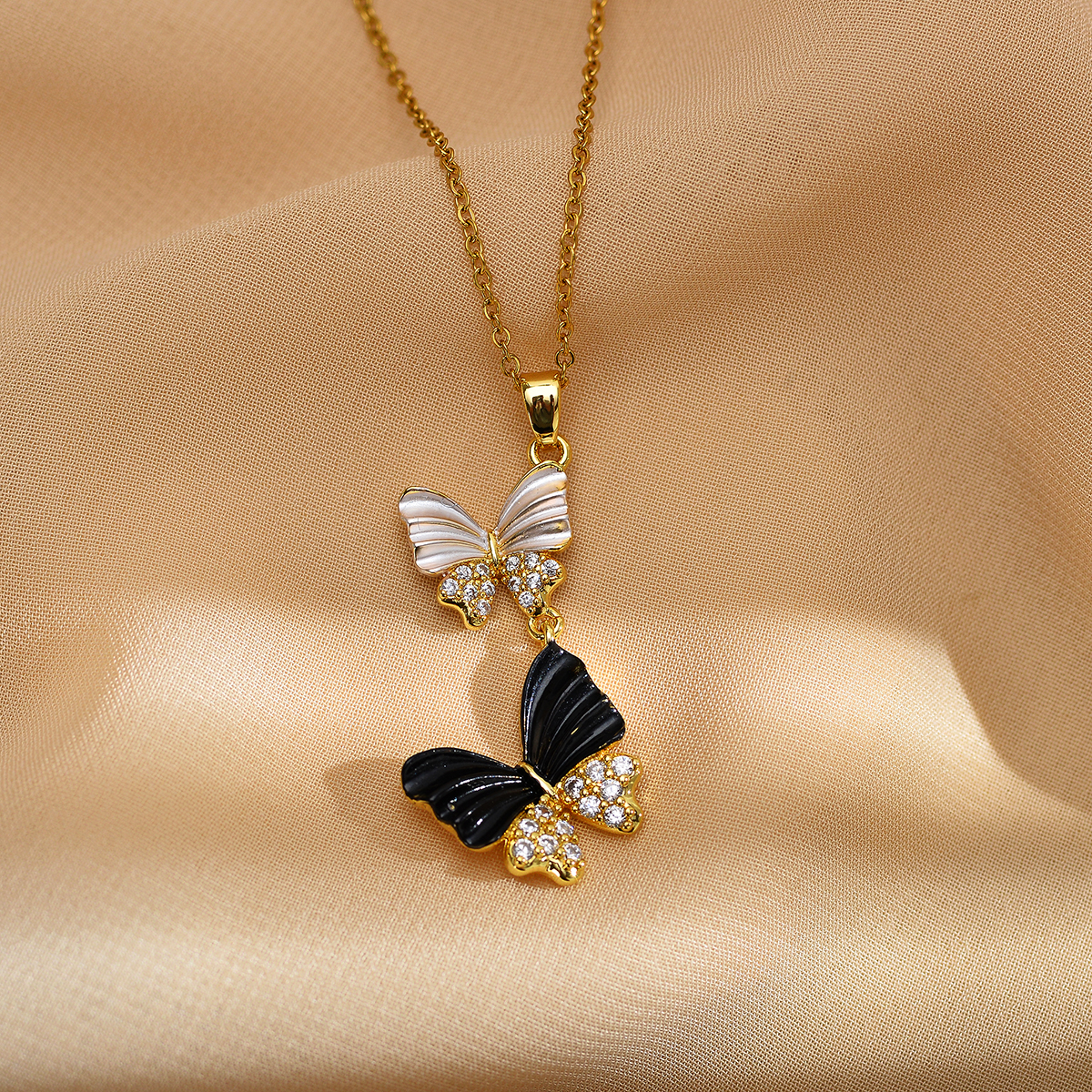 Sweet Butterfly Titanium Steel Copper Inlay Zircon Pendant Necklace display picture 3