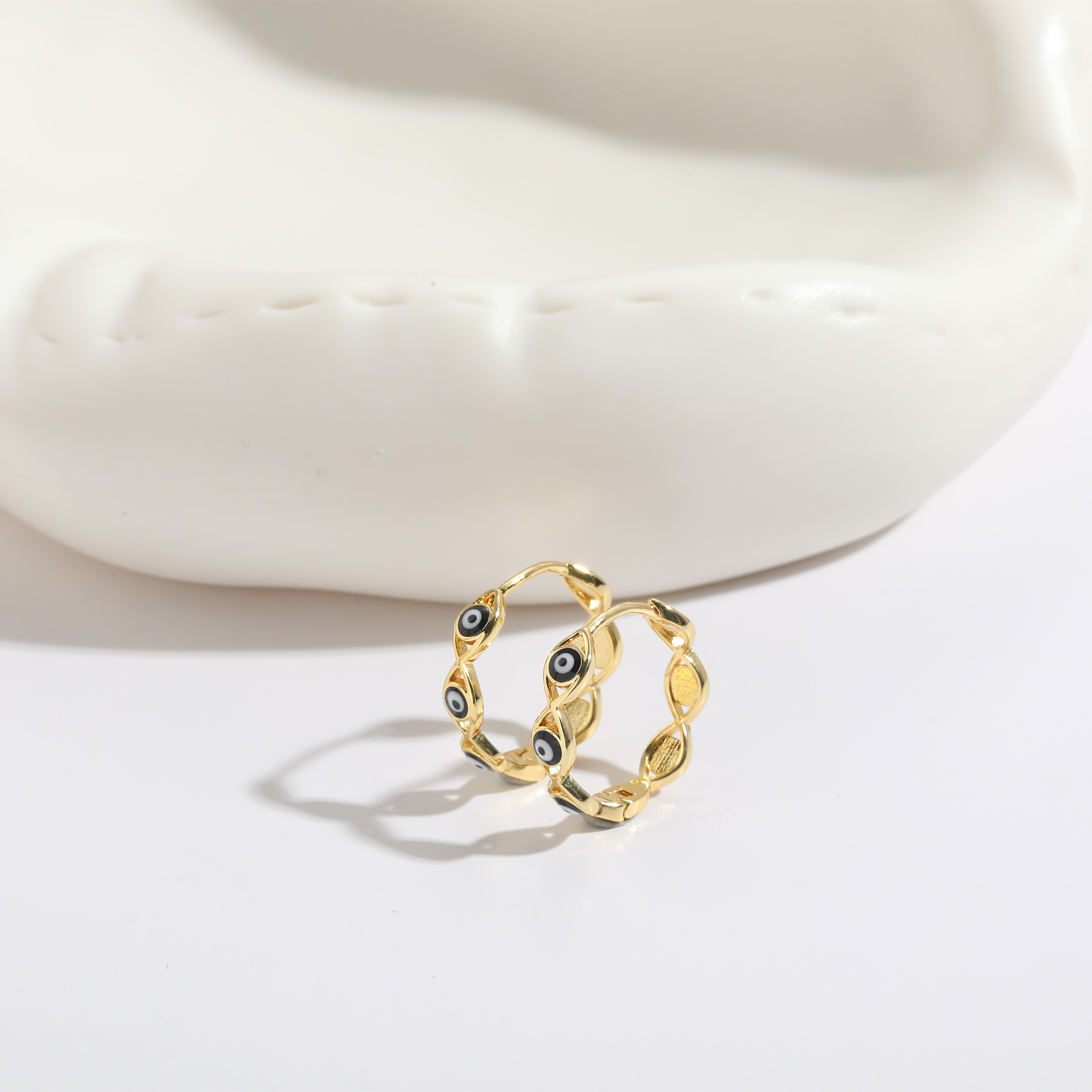 1 Stück Elegant Luxuriös Klassischer Stil Auge Asymmetrisch Emaille Überzug Kupfer 14 Karat Vergoldet Reif Ohrringe display picture 3