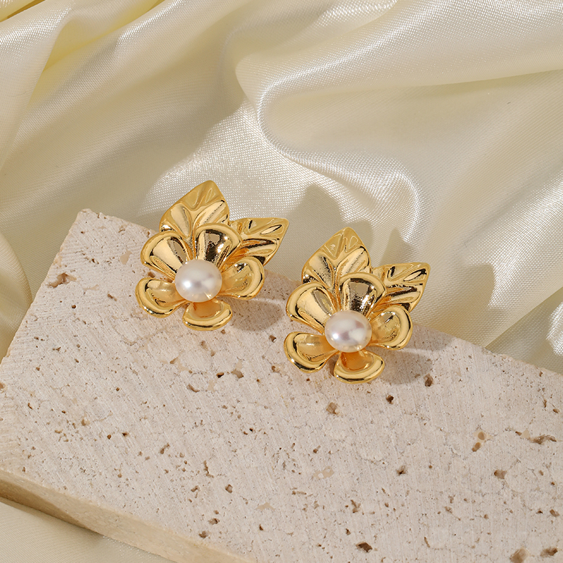 1 Pair Basic Simple Style Commute Leaf Flower Plating Inlay Copper Artificial Pearls 18k Gold Plated Ear Studs display picture 1