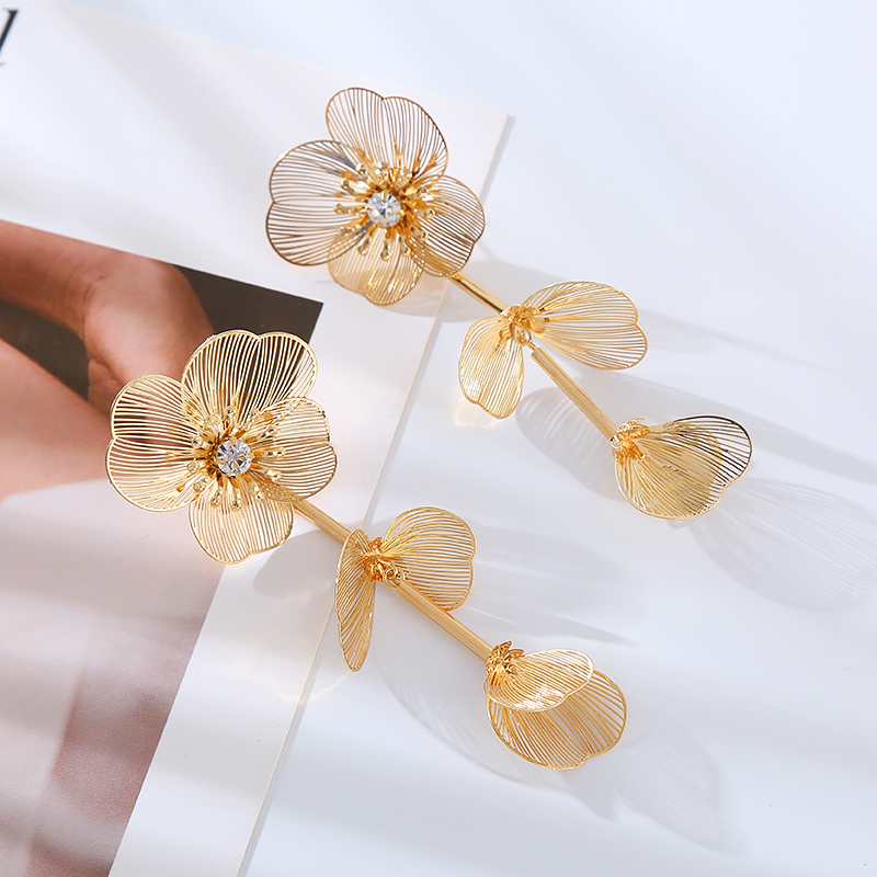 1 Pair Elegant Luxurious Flower Inlay Alloy Rhinestones Drop Earrings display picture 4