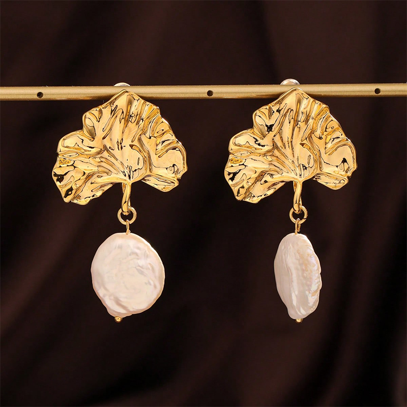 1 Pair Baroque Style Simple Style Irregular Leaf Copper Drop Earrings display picture 4