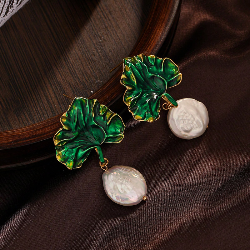 1 Pair Baroque Style Simple Style Irregular Leaf Copper Drop Earrings display picture 3