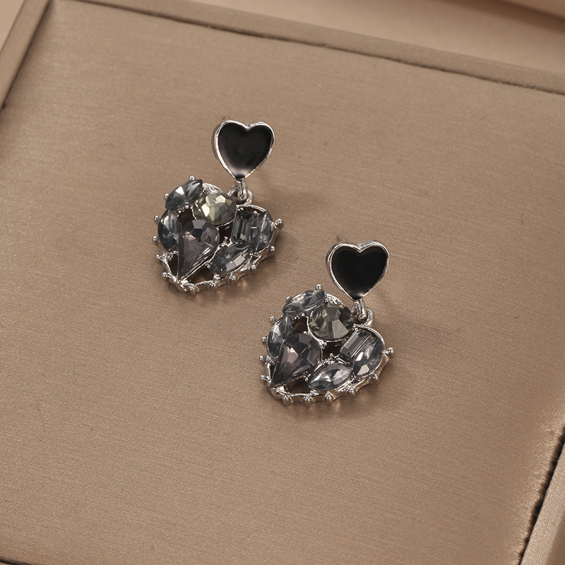 1 Pair Cute Sweet Heart Shape Three-dimensional Hollow Out Alloy Drop Earrings display picture 7