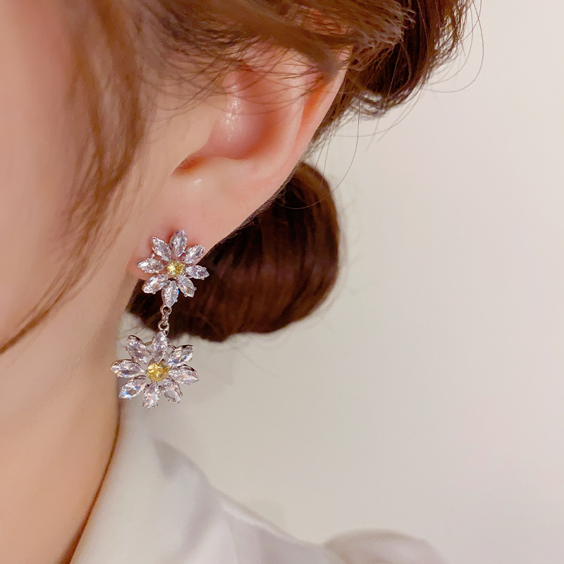 1 Pair Sweet Flower Inlay Alloy Rhinestones Drop Earrings display picture 1