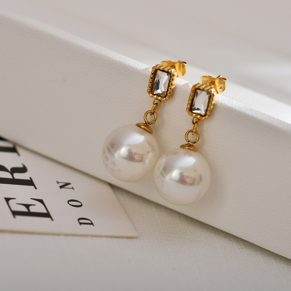 1 Pair Lady Geometric Inlay Stainless Steel Pearl Zircon Ear Studs display picture 10