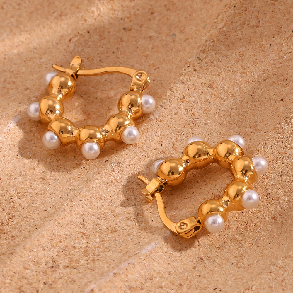 1 Pair Basic Simple Style Classic Style Irregular Plating Inlay Stainless Steel Artificial Pearls 18k Gold Plated Hoop Earrings display picture 1