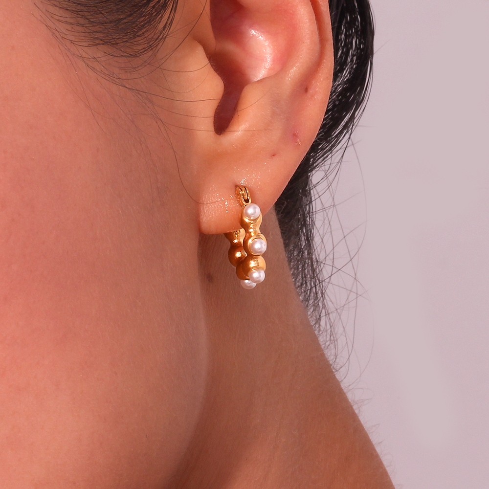 1 Pair Basic Simple Style Classic Style Irregular Plating Inlay Stainless Steel Artificial Pearls 18k Gold Plated Hoop Earrings display picture 8
